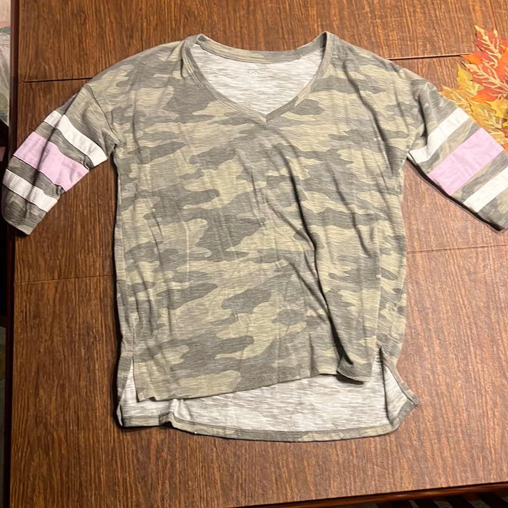 So Brand Womens Size M Camo V-Neck Fashion Teeshirt